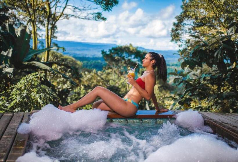 자쿠지 스위트, Heimatlos Amazon Lodge