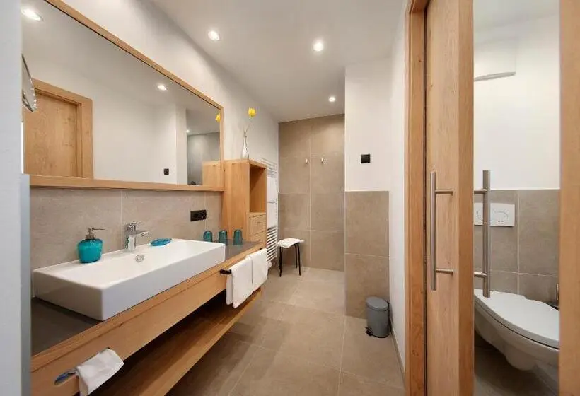 Standard Neljän Hengen Huone Parveke, Appartement Hotel Anthea