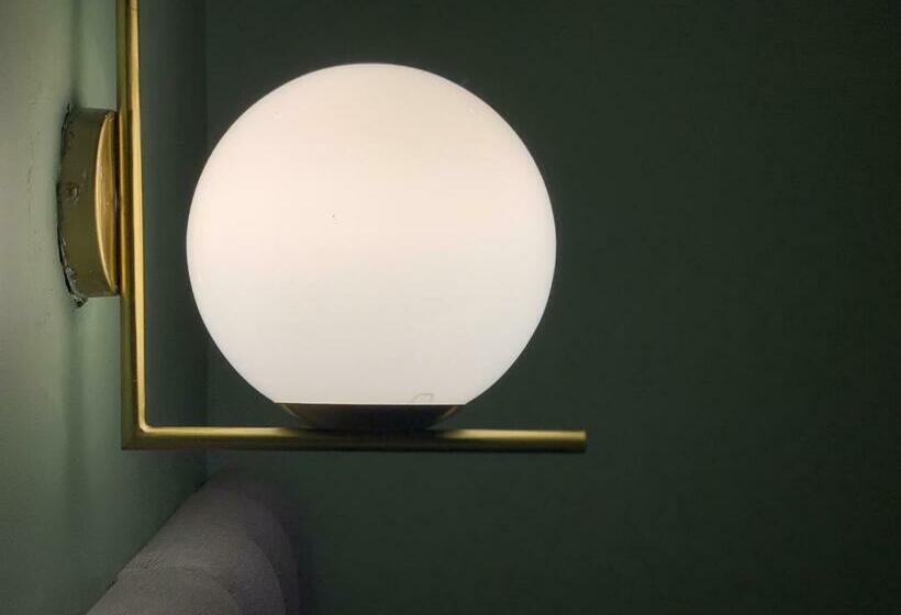 اتاق لوکس با تخت بزرگ, Hostel Our Nomad