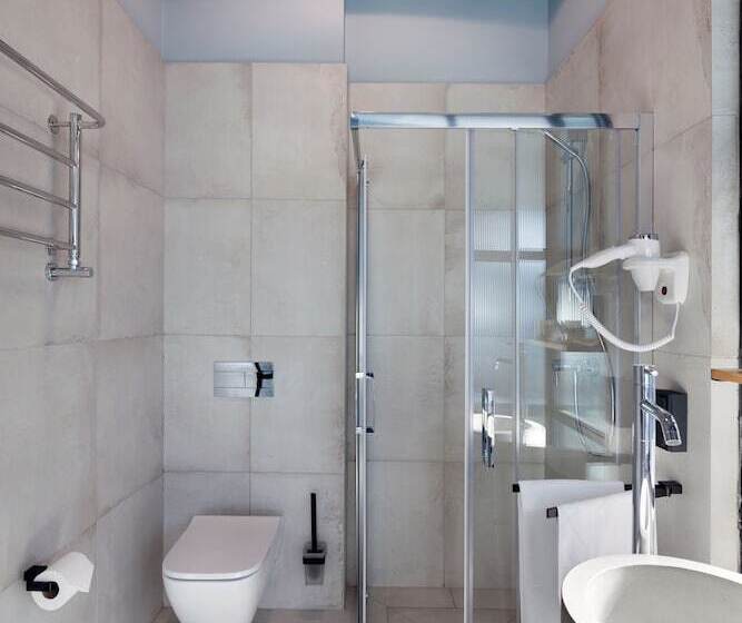 جناح جونيور, Ferenc Hotel & Restaurant