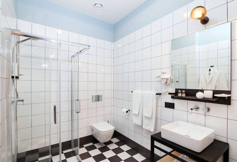 جناح جونيور, Ferenc Hotel & Restaurant