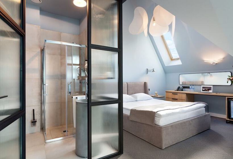 جناح جونيور, Ferenc Hotel & Restaurant