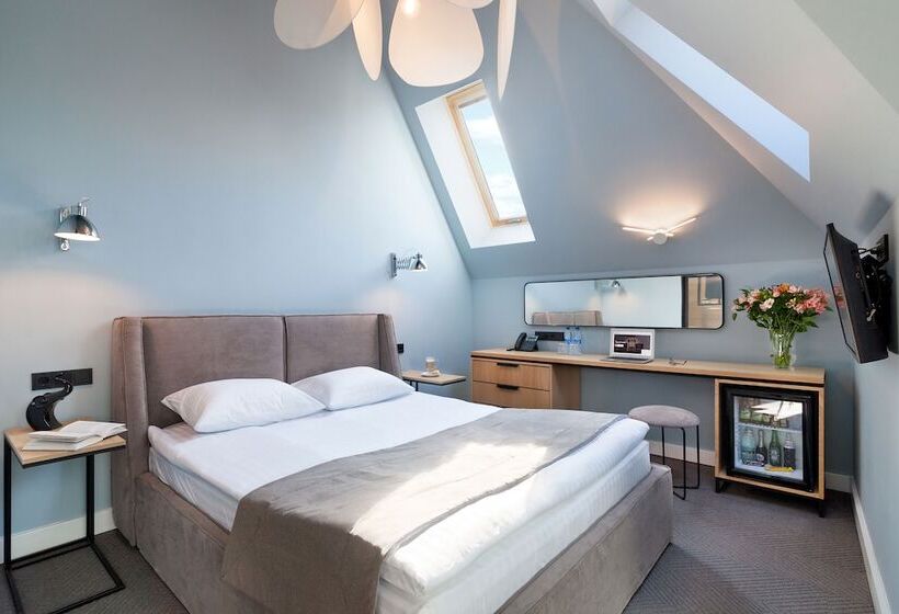 جناح جونيور, Ferenc Hotel & Restaurant