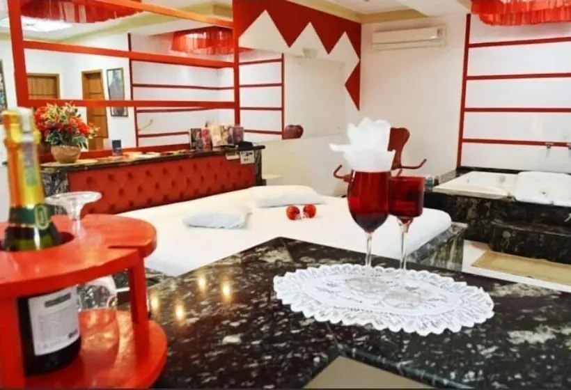 سوییت لوکس, Dlirium Motel
