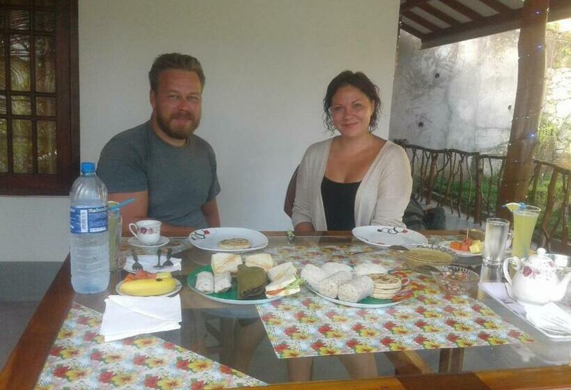 Familienzimmer, Induwara Guest