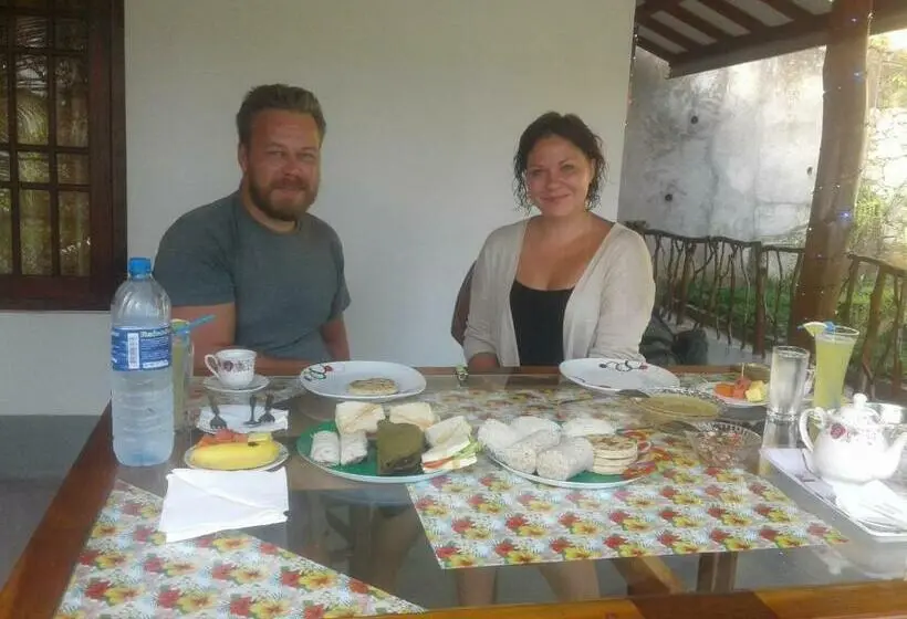 اتاق خانوادگی, Induwara Guest