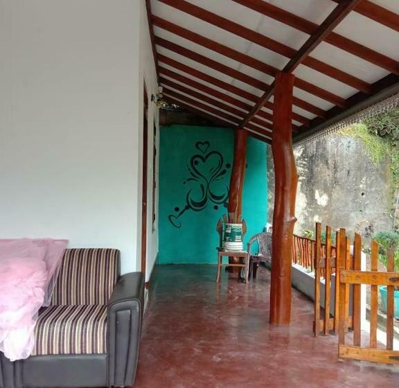 Familienzimmer, Induwara Guest