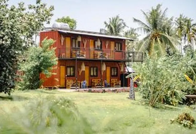 سوییت خانوادگی, Your Brothers House Tribal Village
