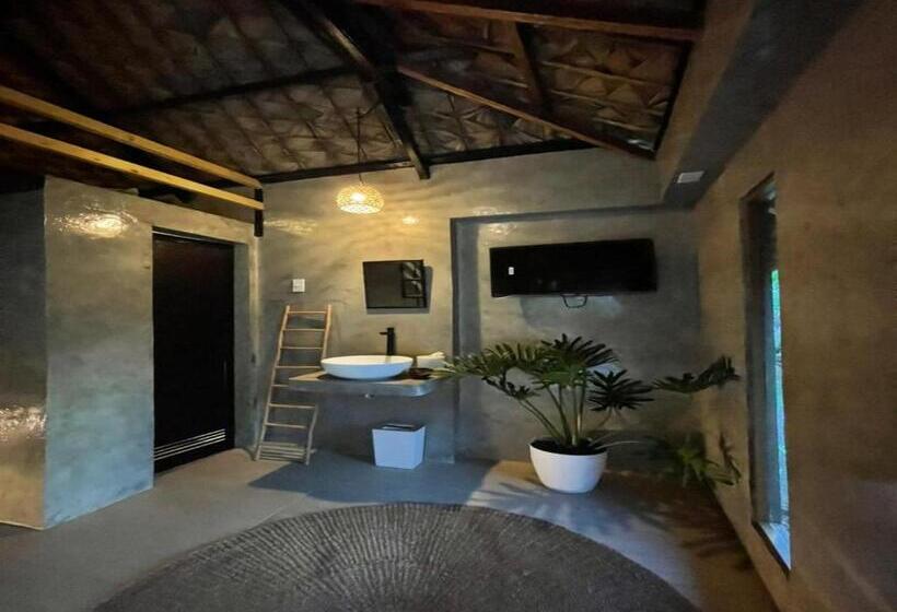 اتاق لوکس, Your Brothers House Tribal Village