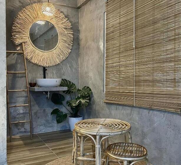 اتاق سوپریور, Your Brothers House Tribal Village