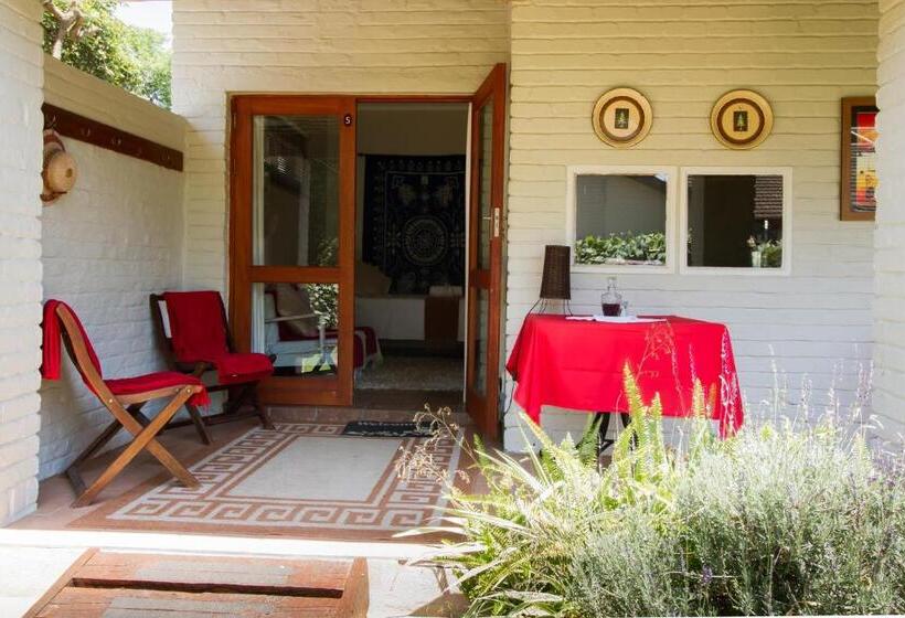 חדר משפחתי נוף לגינה, Rustic Butler B&b