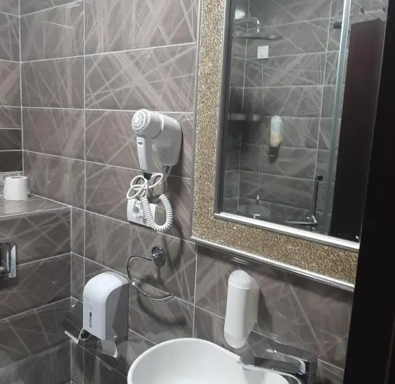 اتاق لوکس سه تخته, Usce