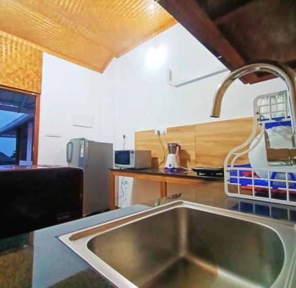 اتاق لوکس با بالکن و چشم‌انداز دریا, Sherly Cottages