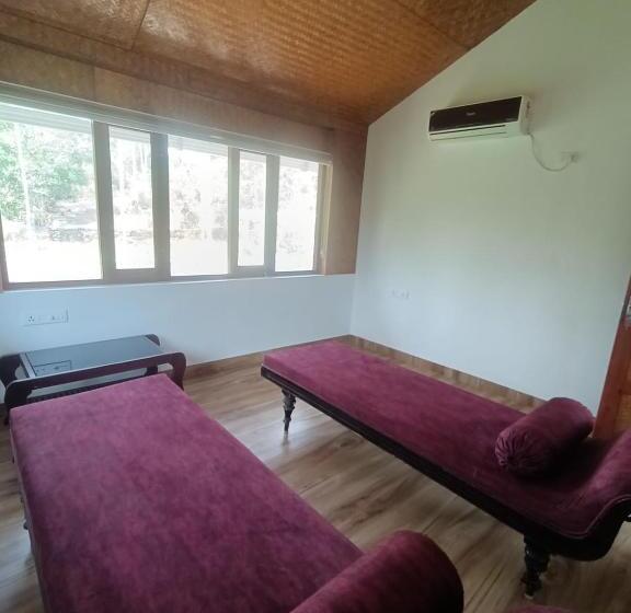 اتاق لوکس با بالکن و چشم‌انداز دریا, Sherly Cottages