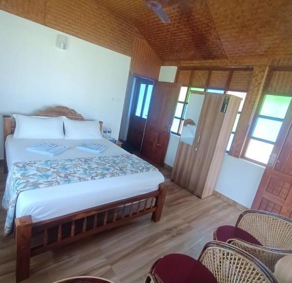 اتاق لوکس با بالکن و چشم‌انداز دریا, Sherly Cottages