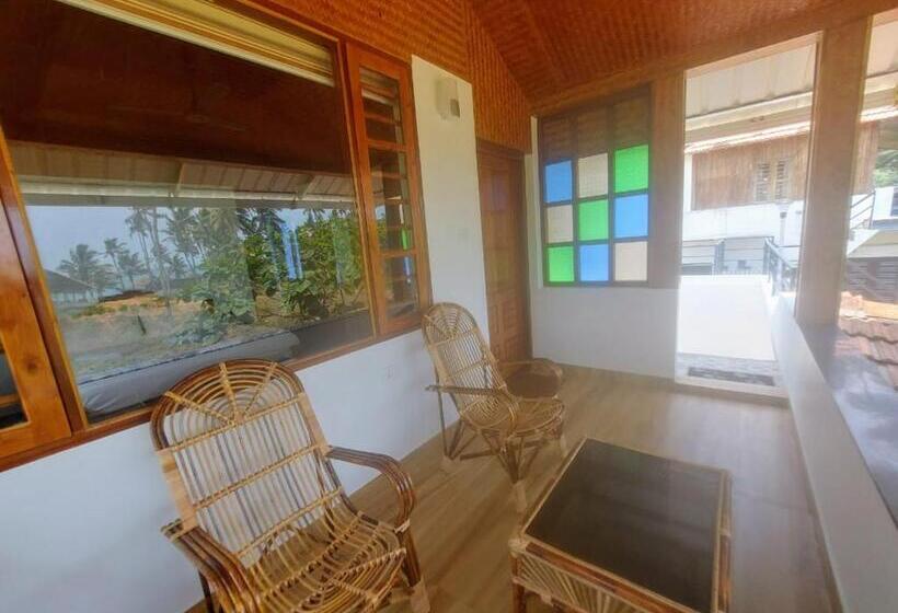 اتاق لوکس با بالکن و چشم‌انداز دریا, Sherly Cottages