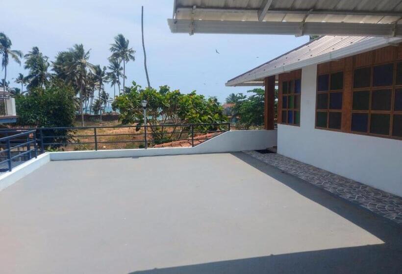 اتاق لوکس با بالکن و چشم‌انداز دریا, Sherly Cottages