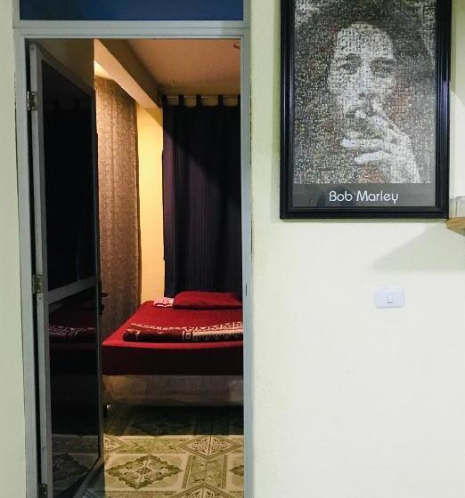 تختخواب در اتاق مشترک, Mandala’s Hostal