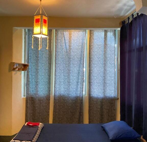 تختخواب در اتاق مشترک, Mandala’s Hostal