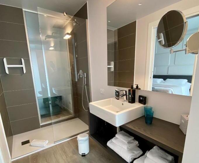 高级三人间, Solho