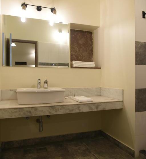 주니어 스위트, Baijoo Niwas