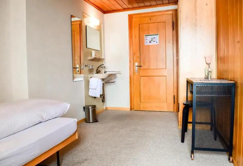 Quarto Estandar Individual Banheiro Compartilhado, First Lodge