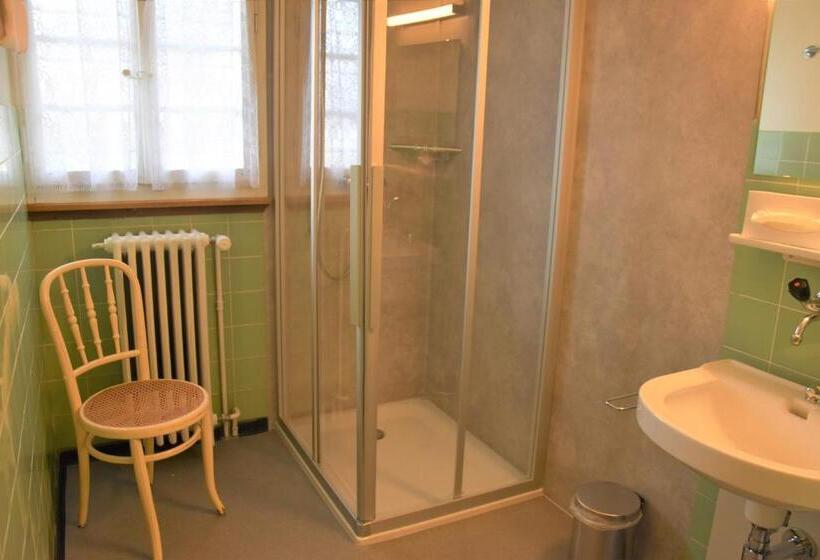 Standaard Éénpersoonskamer met Gedeelde Badkamer, First Lodge