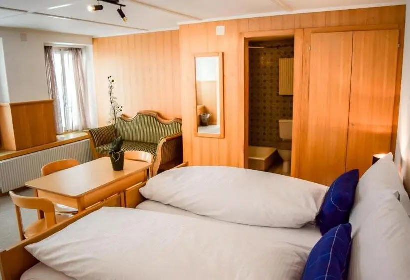 Quarto Estandar, First Lodge