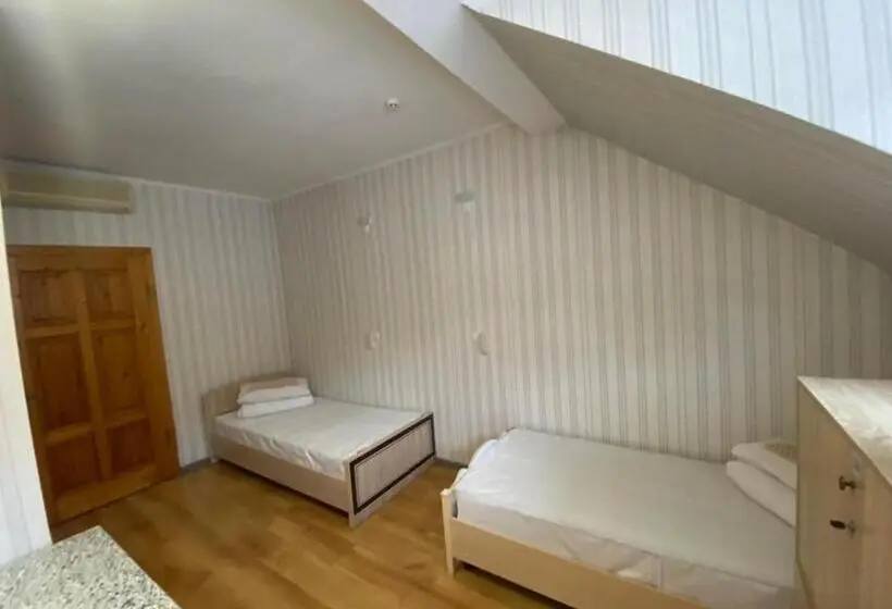 اتاق خانوادگی, Vip Hostel