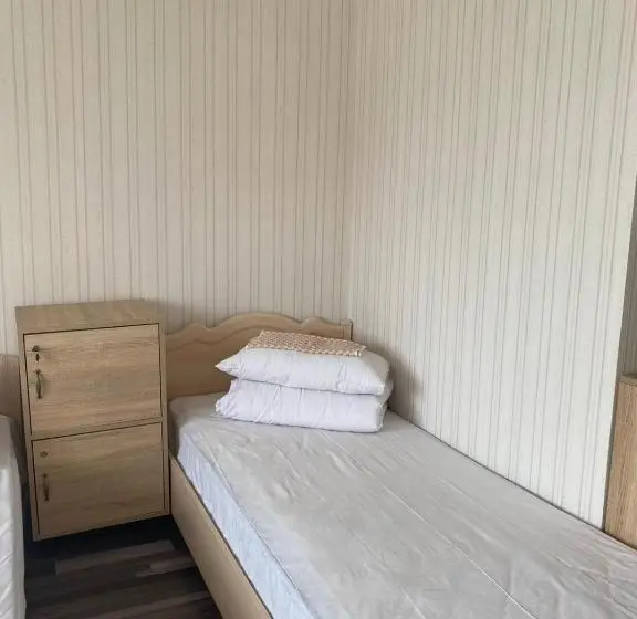 اتاق خانوادگی, Vip Hostel
