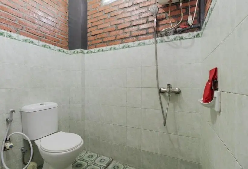 Deluxe Zimmer, Reddoorz Plus At Ampera Raya