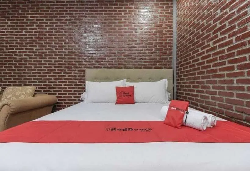 Deluxe Zimmer, Reddoorz Plus At Ampera Raya