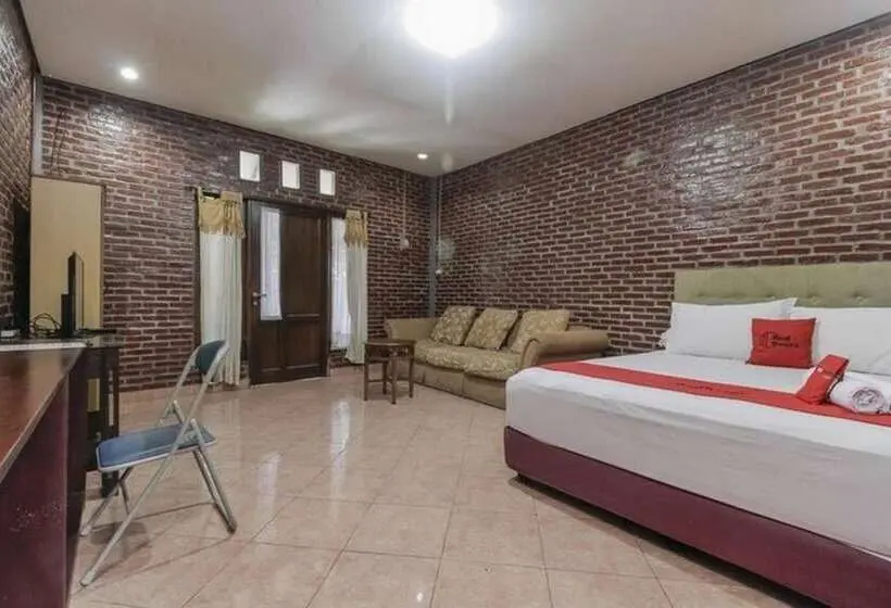 Deluxe Zimmer, Reddoorz Plus At Ampera Raya