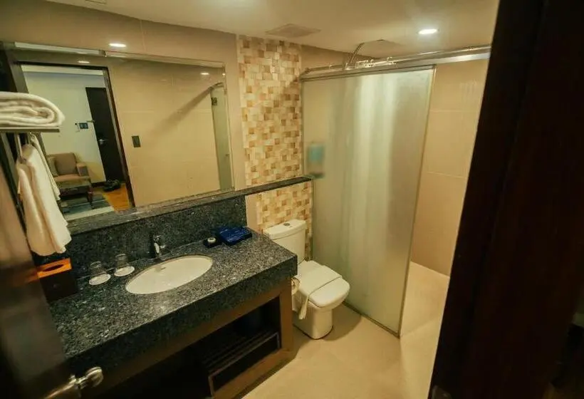 اتاق لوکس با چشم‌انداز استخر, Alona by Jpark Island Resort