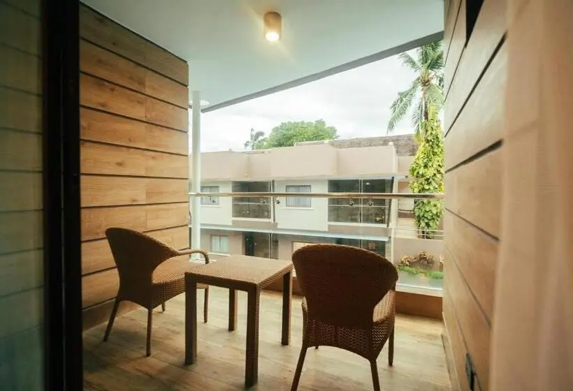 اتاق لوکس با چشم‌انداز استخر, Alona by Jpark Island Resort