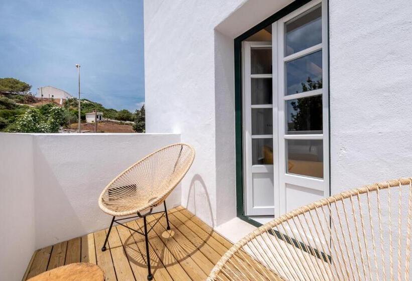 غرفة قياسية مزوَّدة بتراس, M  27