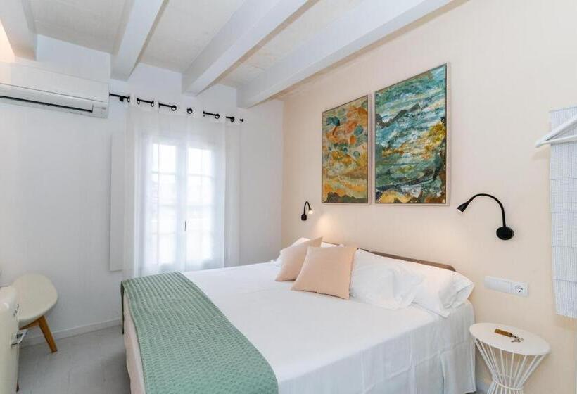 غرفة قياسية مزوَّدة بتراس, M  27