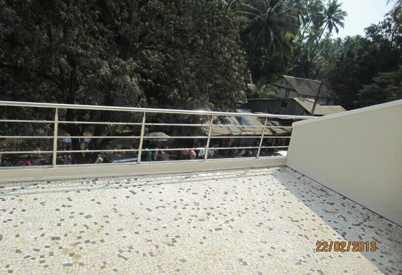 חדר משפחתי, P P Motel