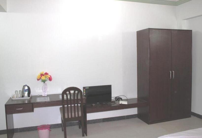 חדר משפחתי, P P Motel