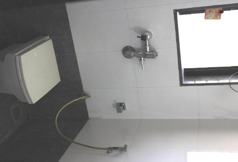 חדר משפחתי, P P Motel