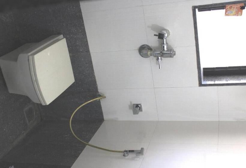 חדר משפחתי, P P Motel