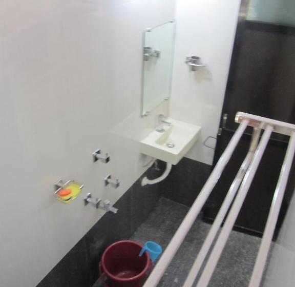 חדר משפחתי, P P Motel