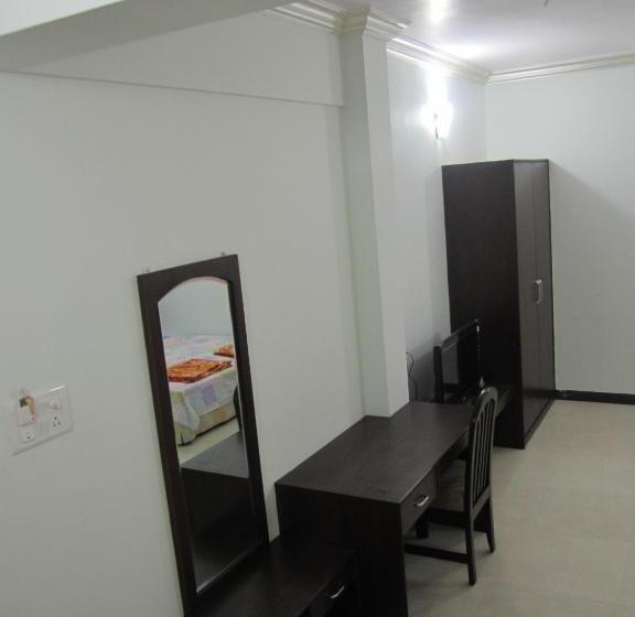 חדר משפחתי, P P Motel