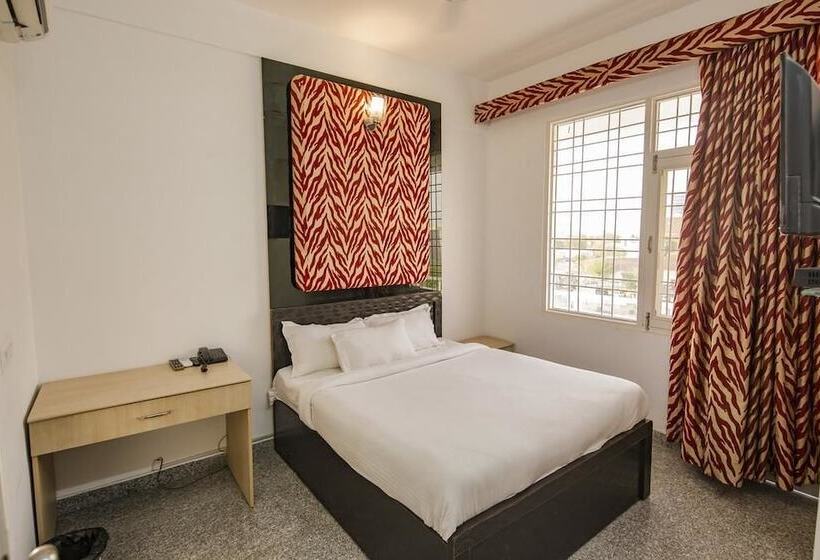 غرفة قياسية, Tuma Club House