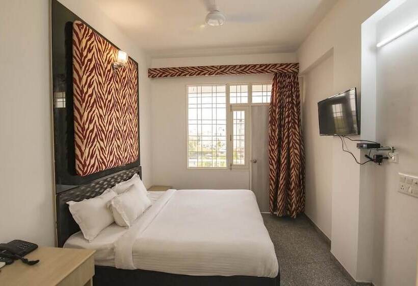 غرفة قياسية, Tuma Club House