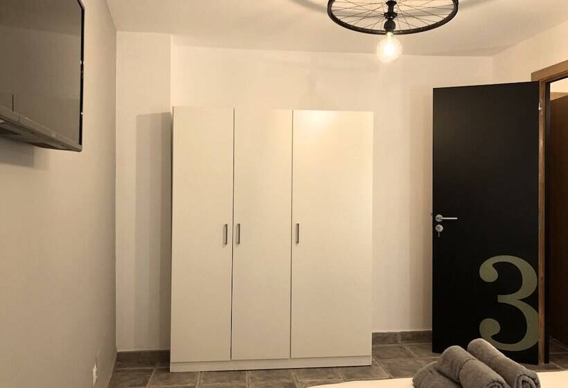 اتاق استاندارد با سرویس بهداشتی مشترک, Secret Spot Hostel