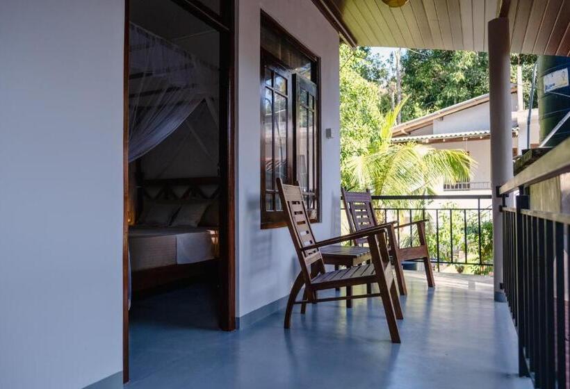 Standard Kolmen Hengen Huone Parveke, The Jungle View