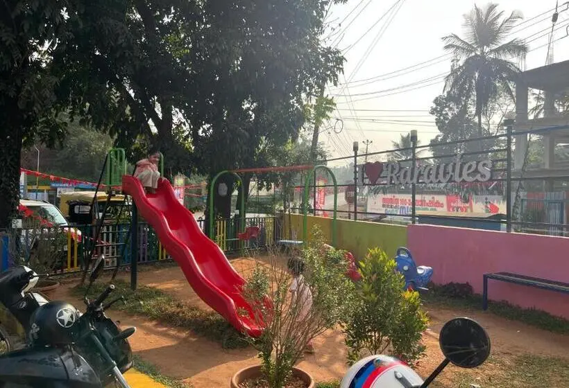 デラックスの４人部屋, Raravies Family Restaurent Mattanur,near Kannur Airport