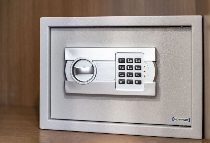 استودیوی لوکس, Emerald Central