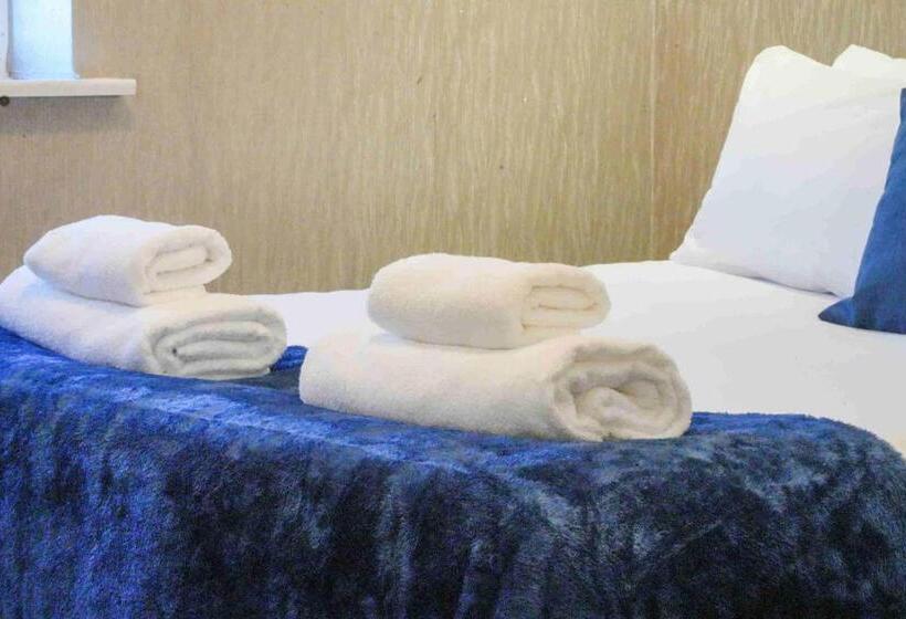 منزل غرفتين نوم, Taylor Close